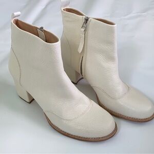BILL BLASS Elegant Cream Ankle Boots